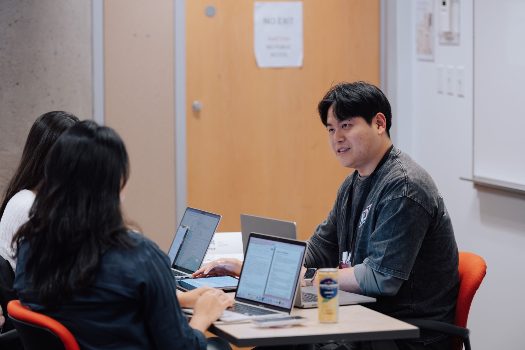 Erik Park in a small-group career mentoring conversation at the KDD Korean Tech Conference